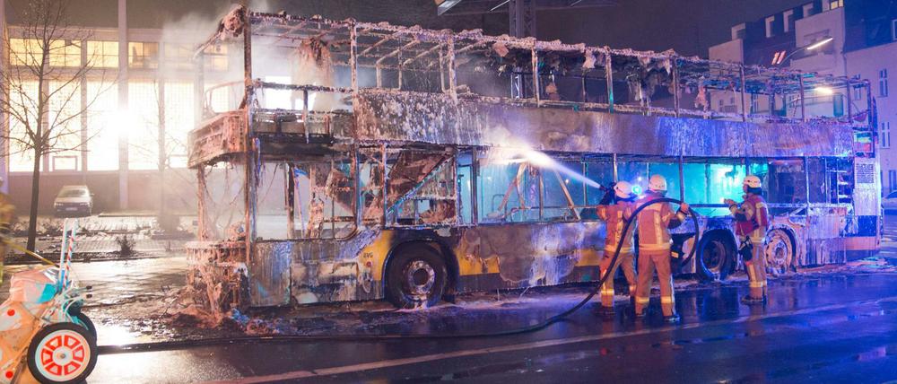 In der Nacht zu Sonnabend brannte ein Doppeldeckerbus in Waidmannslust komplett aus.