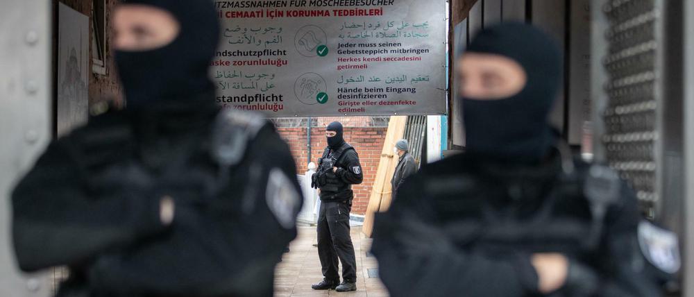 Polizisten stehen am Eingang der durchsuchten Moschee in Berlin-Kreuzberg.