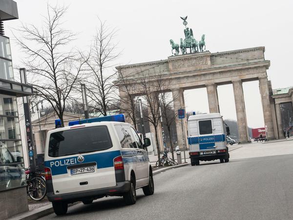 Polizeifahrzeuge haben am Morgen den Pariser Platz vor dem Brandenburger Tor abgesperrt.