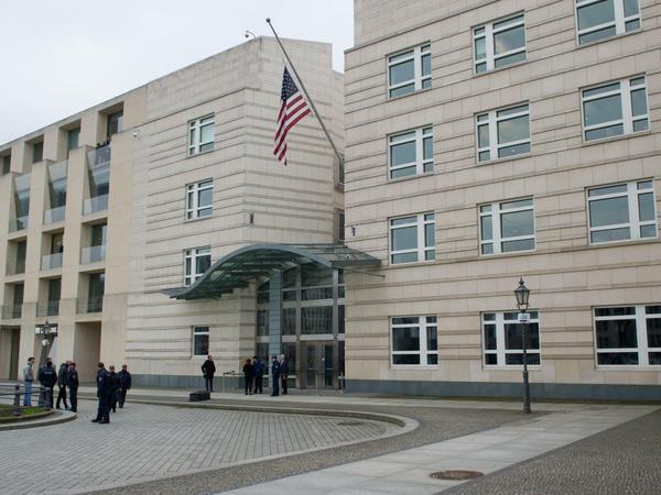 Die US-Botschaft bliebt bis etwa 9.10 Uhr geschlossen.