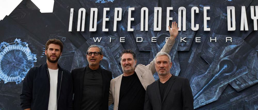 Regisseur Roland Emmerich (von rechts) hat seinen Co-Produzenten und Komponisten Harald Kloser mit nach Berlin gebracht und natürlich seine Schauspieler Jeff Goldblum und Liam Hemsworth.