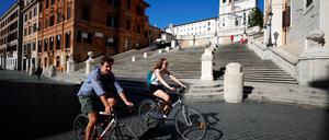 Abenteuer nach dem Lockdown: Einsame Radler fahren an der Spanischen Treppe in Rom vorbei.