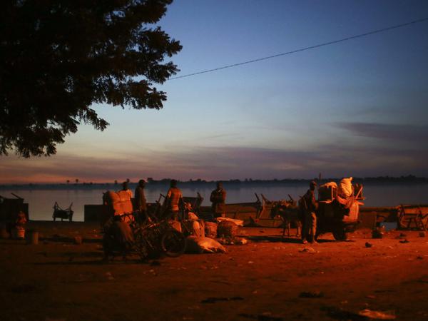 Lila Wolken. Sonnenuntergang am Ufer des Niger in Ségou.