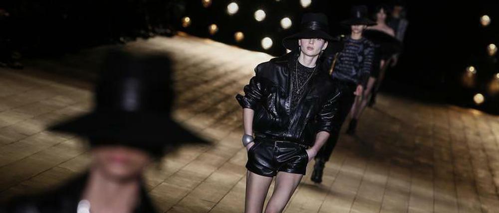 In ultraknappen Shorts, schwarzen Blazern und Schlapphüten betraten die  Models den Laufsteg bei Saint Laurent.