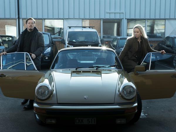 Kommissarin Saga Norén (rechts), stets unterwegs im Porsche, löst Fälle in „Die Brücke“ mit ihrem besonderen Gedächtnis. 