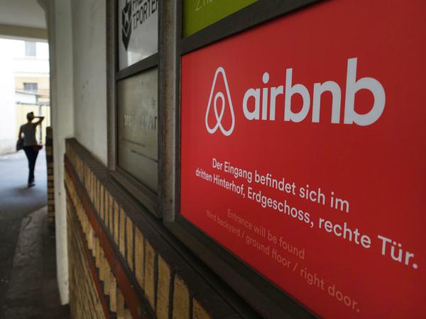 Seit Mai 2016 gilt in Berlin das Zweckentfremdungsverbot. Jeder Airbnb-Vermieter muss bei seinem Bezirk einen Antrag stellen.