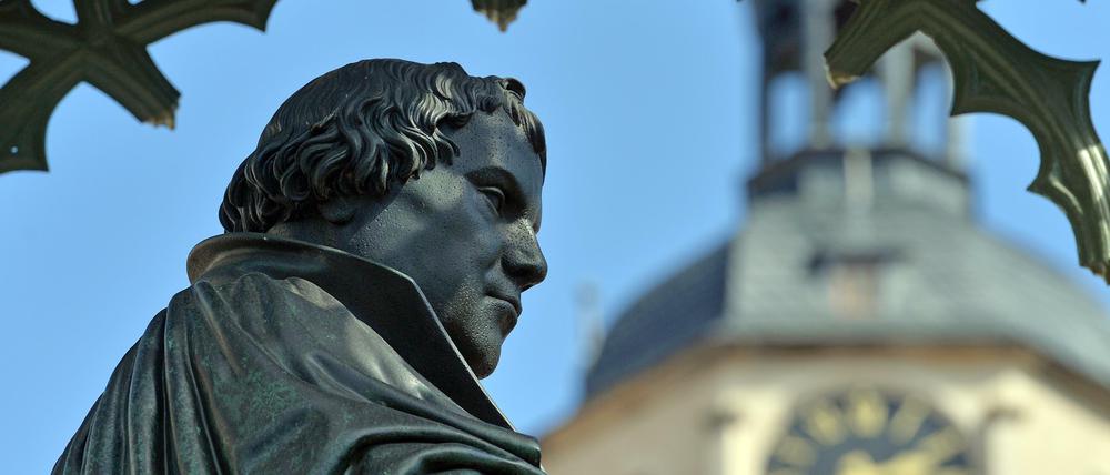 Statue des Reformators Martin Luther am Marktplatz in Wittenberg .