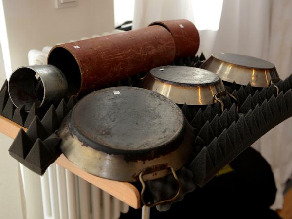 Im Studio von Alexej Gerassimez stapeln sich die Instrumente - und auch Bratpfannen.  