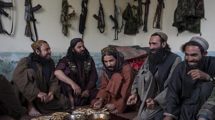 Waffen und Siegesgewissheit. Taliban in der Provinz Wardak.