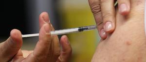 Ein Mensch erhält eine Corona-Schutzimpfung