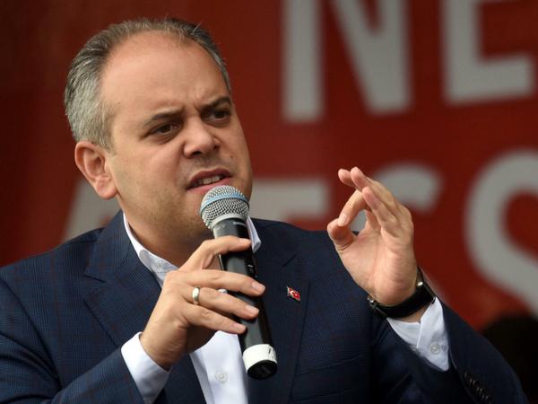 Der türkische Sportmyinister Akif Cagatay Kilic spricht vor Anhängern des türkischen Staatspräsidenten Erdogan.
