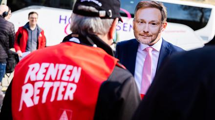 Eine Person trägt vor dem FDP-Bundesparteitag bei einem Protest der IG Metall gegen die Aktienrente eine Maske des FDP-Bundesvorsitzenden Lindner. 