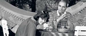 Privat. Mitterrand mit seiner Frau Danielle im Garten von Latche.