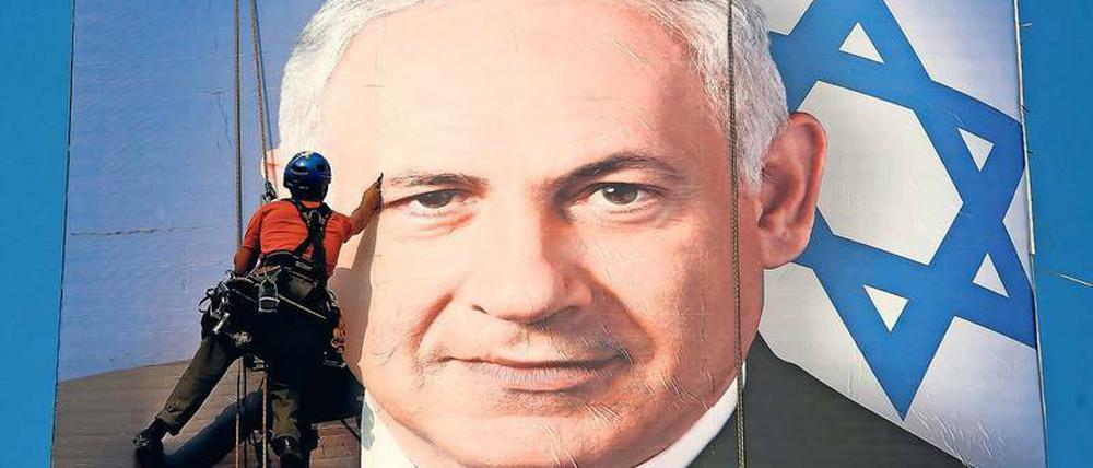 Ein Bild von einem Mann. Netanjahu regiert seit 2009. Immer wieder gelingt es ihm, Koalitionen zu schmieden, ohne von seinen Prinzipien abzurücken.