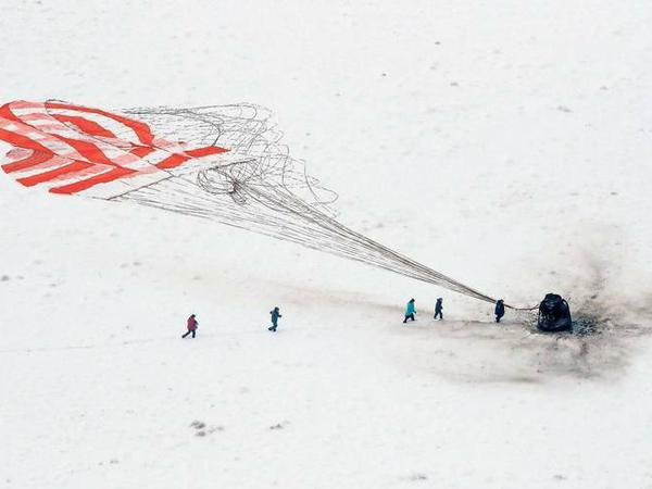 Der Fallschirm geht in der kasachischen Steppe nieder.