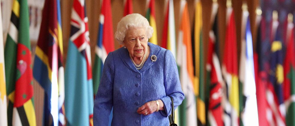 Die Queen vor den Flaggen des Commonwealth