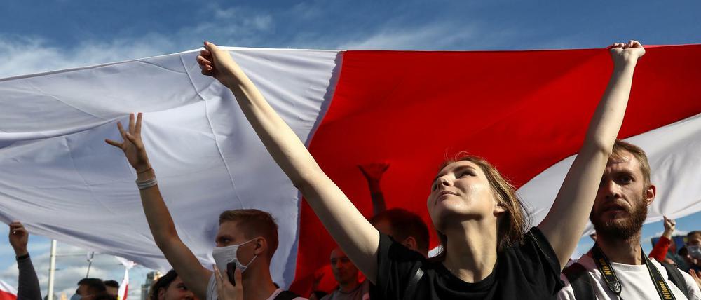 Rot-weiße-Hoffnung. Inzwischen tragen Zehntausende Belarussen die Flagge aus der kurzen Zeit der Unabhängigkeit 1917.