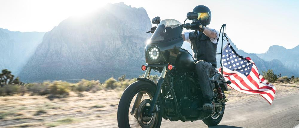 Der „American Way of Life“ ist vielleicht nirgendwo so offensichtlich wie im Sattel einer Harley-Davidson, hinter dem oft eine US-Flagge steckt. 