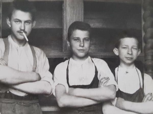 Walter Ulbricht, rechts, als Jugendlicher.