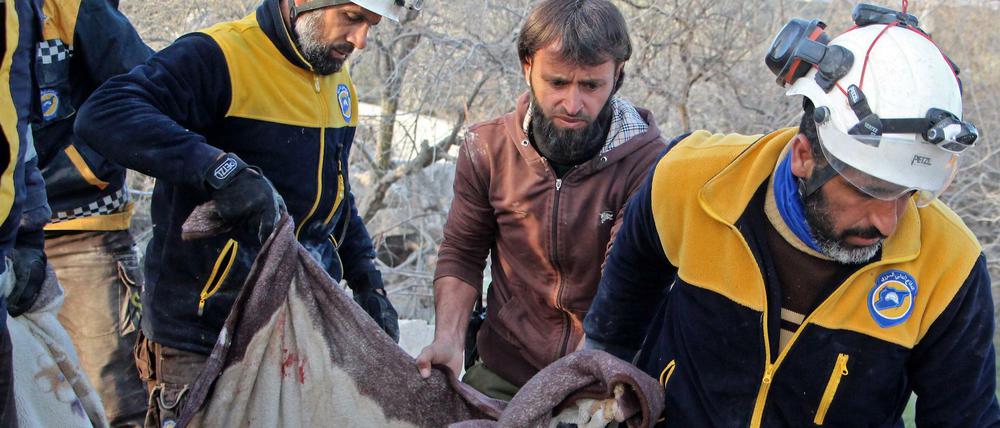 Helfer der „Weißen Helme“ bergen Leichen in Idlib. 
