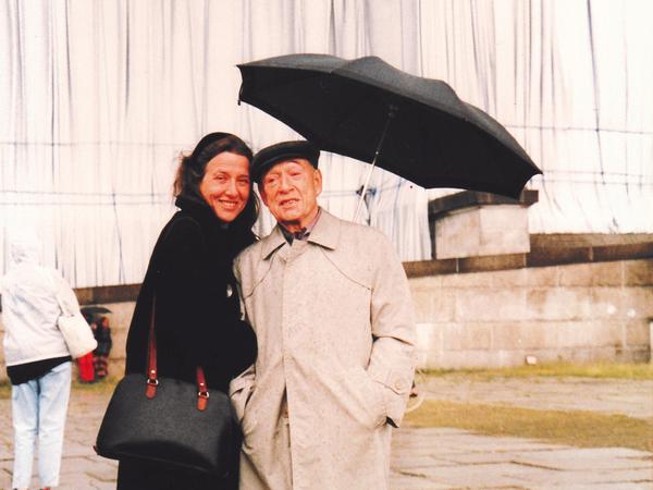 Gabriele Gysi mit ihrem Vater vor dem verhüllten Reichstag 1995.