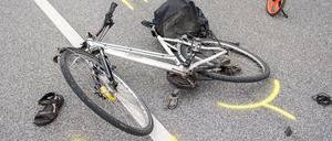 Ein Fahrrad nach einem Verkehrsunfall in Hamburg (Archivbild)