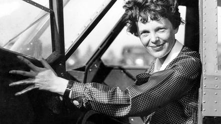 US-Flugpionierin Amelia Earhart in einem Cockpit