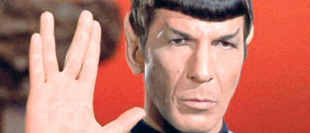 „Lebe lang und in Frieden“ – der Gruß von „Star Trek“-Spitzohr Spock (Leonard Nimoy, l.) gehört seit dieser Woche zum international gültigen Zeichensatz.