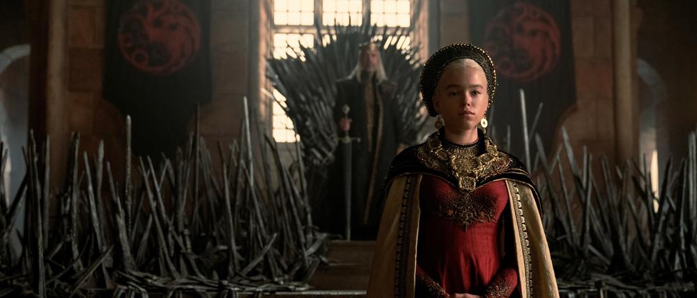 Wird Rhaenyra Targaryen (Milly Alcock) entgegen allen Traditionen irgendwann auf dem Eisernen Thron ihres Vaters König Viserys (Paddy Considine) sitzen? 