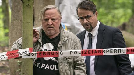 Frank Thiel (Axel Prahl) und Prof. Karl-Friedrich Börne (Jan Josef Liefers) kommen am Tatort an in einer Szene aus „Tatort: Des Teufels langer Atem“.