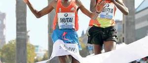 Berlin-Marathon-Sieger 2012: Geoffrey Mutai aus Kenya (links). Foto: Reuters