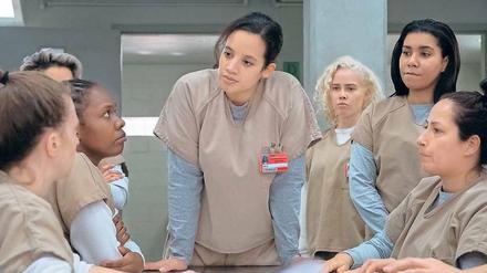 Jetzt noch härter. Dascha Polanco (Mitte) als Dayanara „Daya“ Diaz in der US-Serie „Orange Is The New Black“. In Staffel sechs geht es für die Protagonisten wieder ums Überleben im Frauenknast.