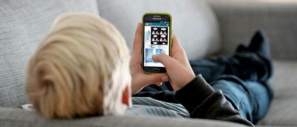 Anfangs sind es die Smartphones der Eltern, spätestens im Alter von zwölf Jahren gehören die Internet-Handys zur Grundausstattung der Kinder. 