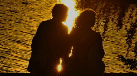 Verliebtheit und Liebe: Eine langanhaltende Liebe ist auch bei Paare in langjährigen Beziehungen möglich.