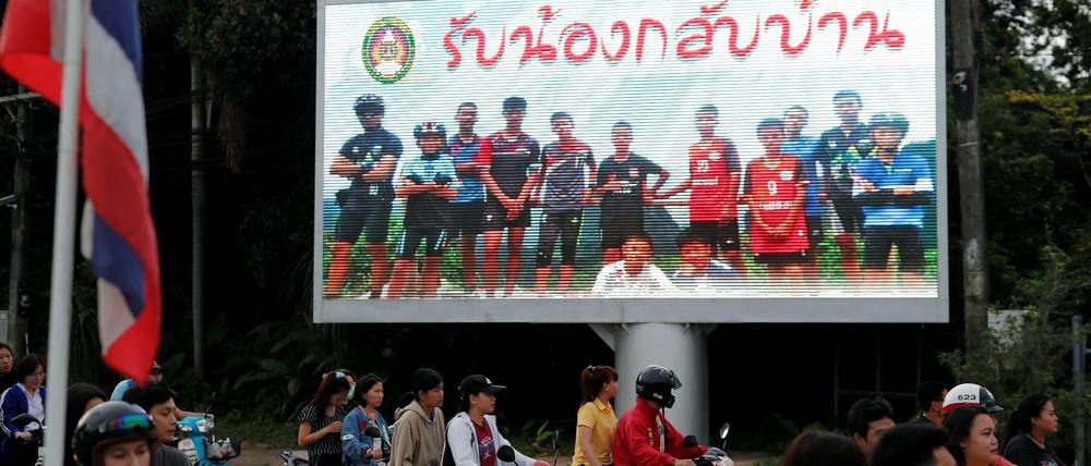 "Willkommen daheim, Jungs." Die ganze Welt - und Thailand erst recht - fiebert der Rettung der zwölf Jugendlichen und ihres Trainers entgegen.