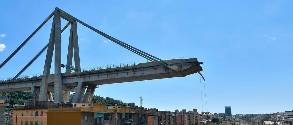  Italien, Genua: Trümmer und Fahrzeuge liegen unter der eingestürzten Morandi-Brücke. 