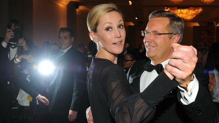 Zehn Jahre ist es her: Der damalige Bundespräsident Wulff und seine Frau Bettina tanzen beim Bundespresseball im Hotel Intercontinental in Berlin.