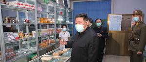 Diese von der staatlichen nordkoreanischen Nachrichtenagentur KCNA zur Verfügung gestellte Aufnahme zeigt Kim Jong Un, Machthaber von Nordkorea, beim Besuch einer Apotheke.