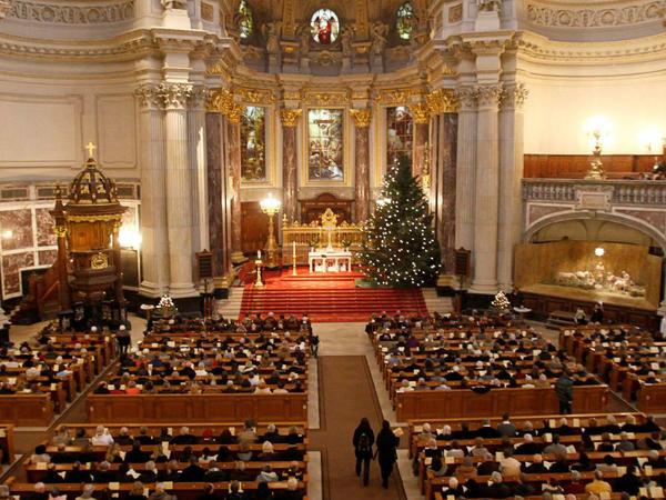Die Kirchenbänke im Berliner Dom sind an Heiligabend dicht besetzt am Freitag.