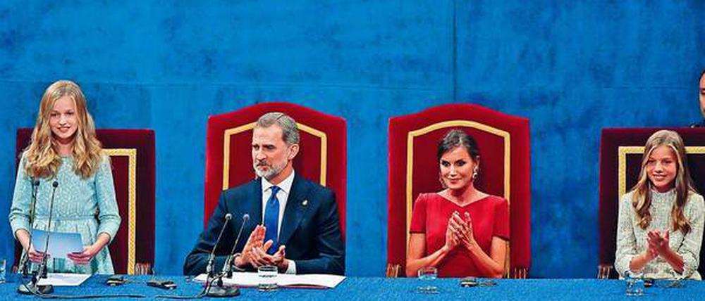 Erster Auftritt. Die 13 Jahre alte Leonor (2.v.l.) spricht beim Prinzessin-von Asturien-Preis in Anwesenheit ihrer königlichen Familie. 