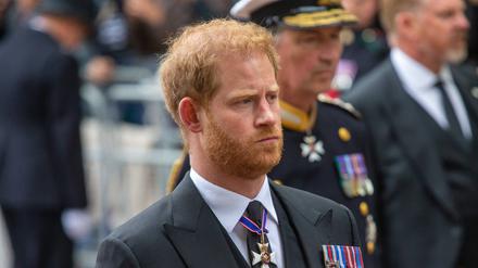 Prinz Harry folgt dem Sarg von Königin Elisabeth II. mit der königlichen Standarte auf der Horse Guards Road während des Trauerzuges. 