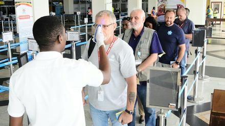 Uganda: Wegen eines Ebola-Ausbruchs messen Amtsärzte die Körpertemperatur von Flugpassagieren. (Archivbild vom 17.5.2018)