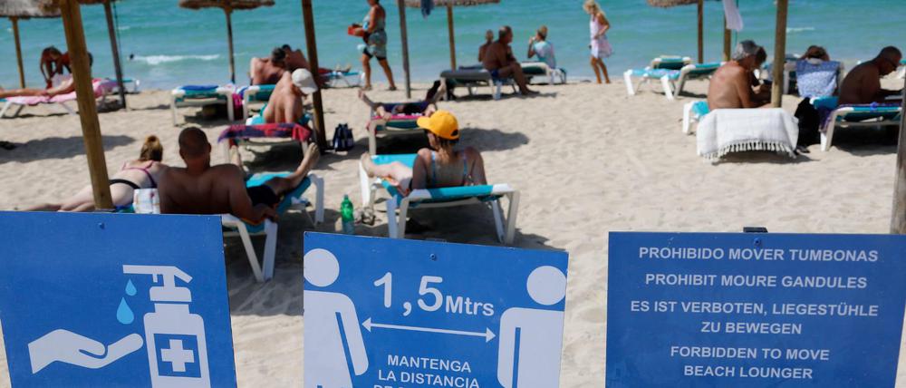 Corona-Hinweise stehen am Strand von Arenal auf Mallorca.
