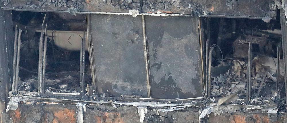 Die zerstörte Fassade des ausgebrannten 24-stöckigen Grenfell Tower in London.
