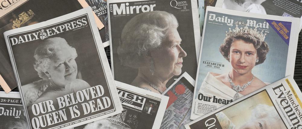 Königin Elizabeth II. ist auf Titelblättern zahlreicher Zeitungen abgebildet.