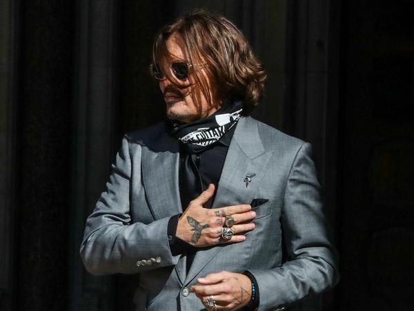 Fans von Johnny Depp haben sich vor dem High Court in London versammelt, um ihn anzufeuern.