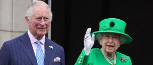 Die britische Königin Elizabeth II. (r) und Charles, Prinz von Wales, stehen auf dem Balkon des Buckingham Palace.