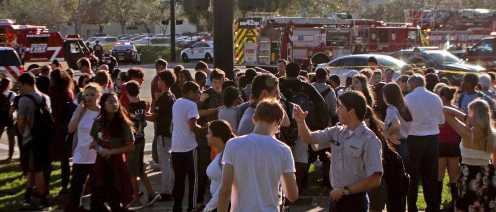 USA, Florida, Parkland: Schüler versammeln sich vor der Marjory Stoneman Douglas High School, nachdem dort tödliche Schüsse gefallen sind.