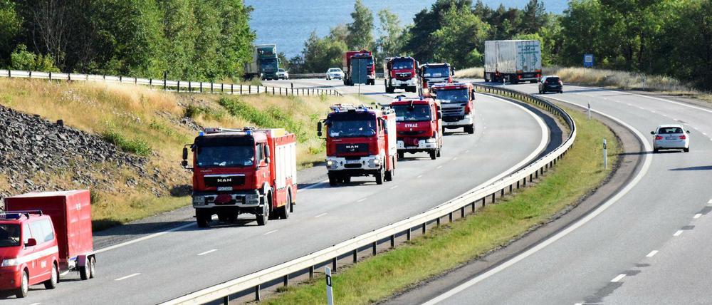 Ein polnischer Feuerwehrkonvoi fährt in Schweden zu einem Großfeuer.