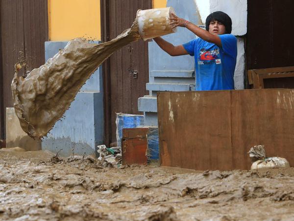 Ein Bewohner der Stadt Trujillo kämpft gegen die Wassermassen. 